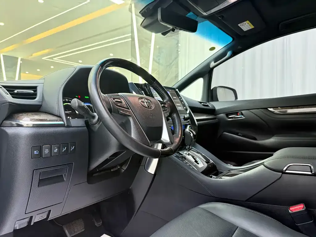 Toyota Alphard — фото 8