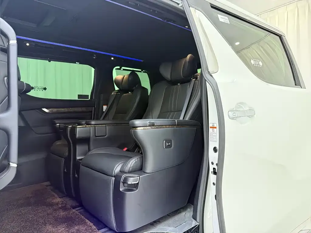 Toyota Alphard — фото 3