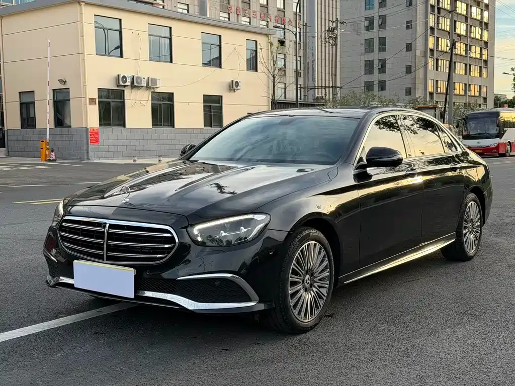 Mercedes-Benz E-Class — фото 1
