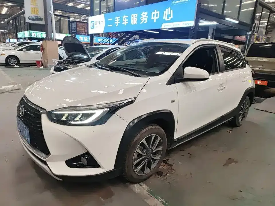 Toyota Yaris L — фото 1