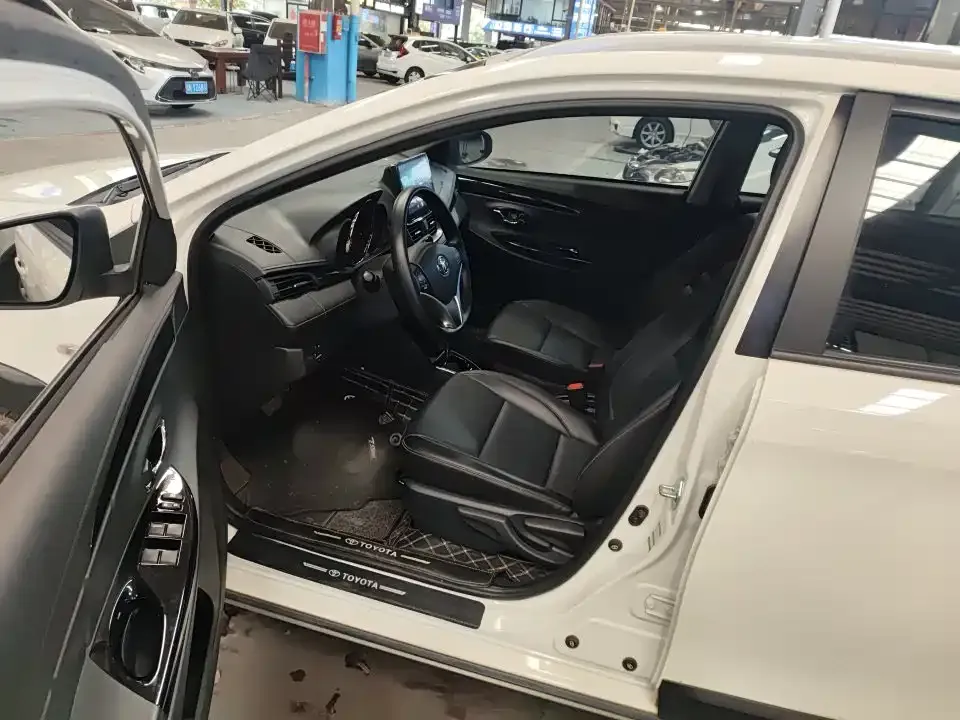 Toyota Yaris L — фото 8