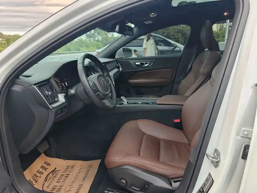 Volvo V60 2021 из CN, фото 3
