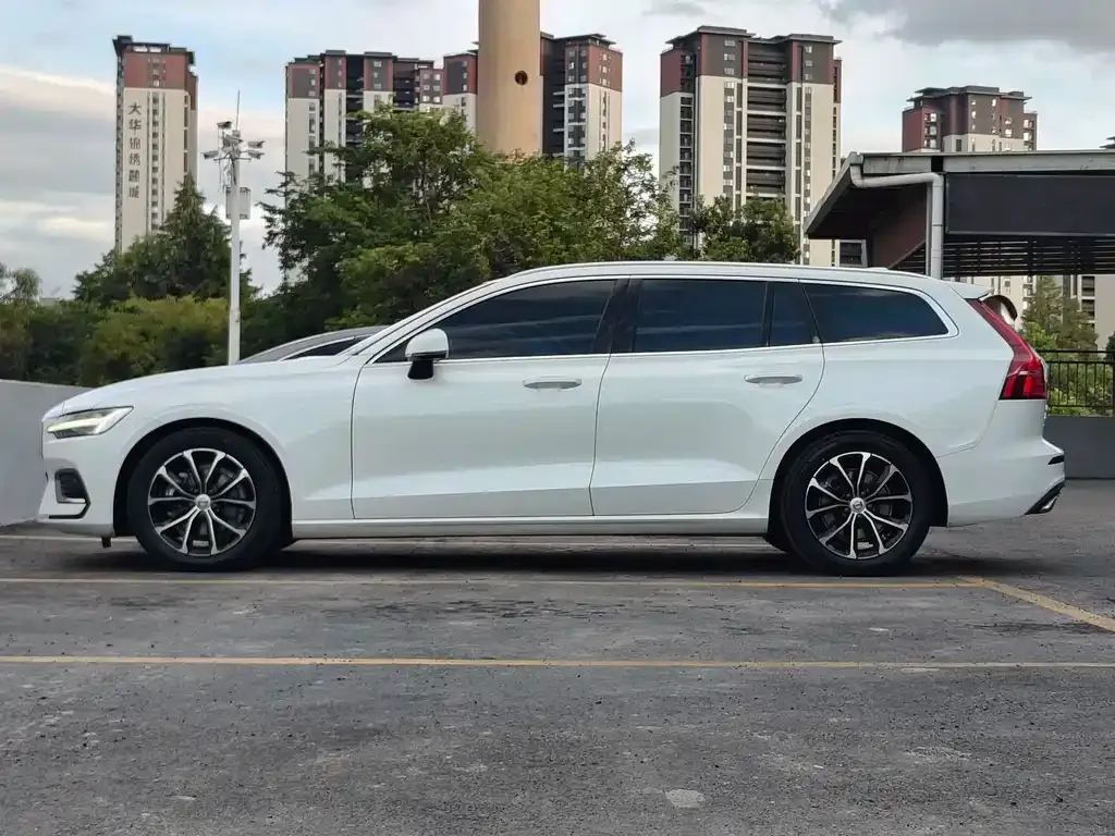 Volvo V60 2021 из CN, фото 4