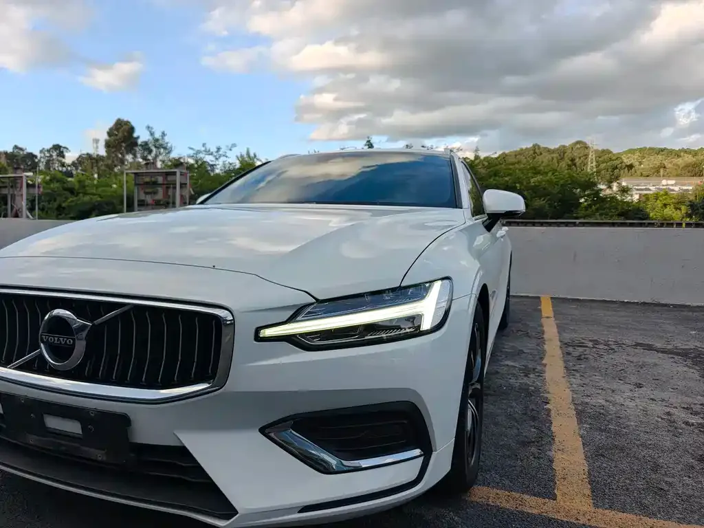 Volvo V60 2021 из CN, фото 2