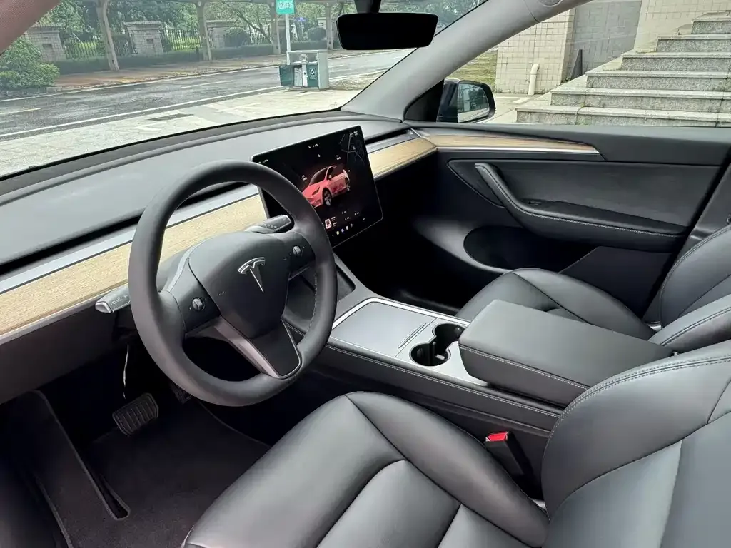 Tesla Model Y — фото 5