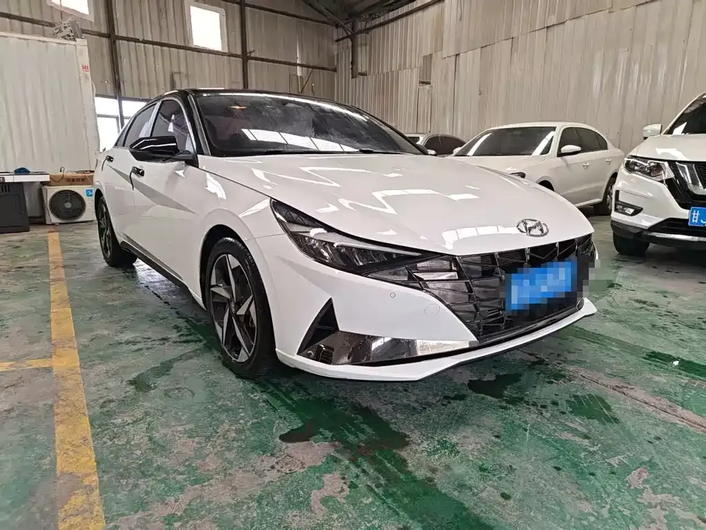 Hyundai Elantra — фото 1