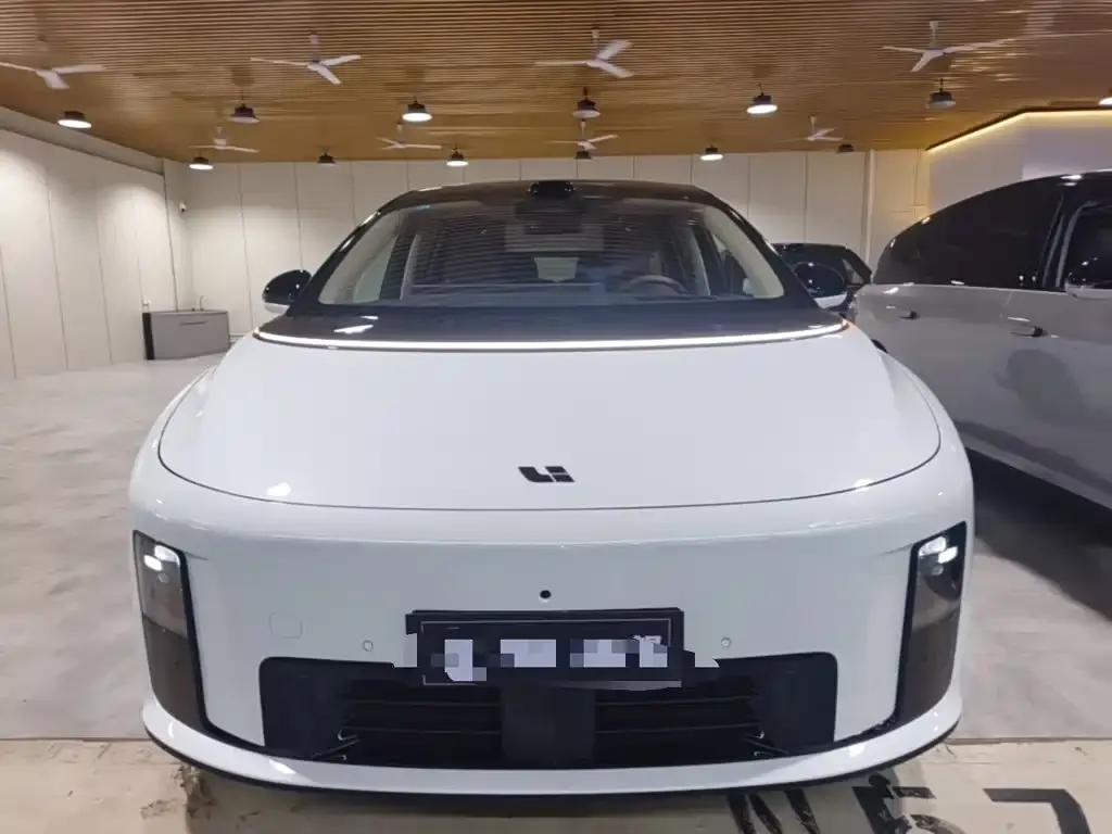 Li Auto i8 — фото 2