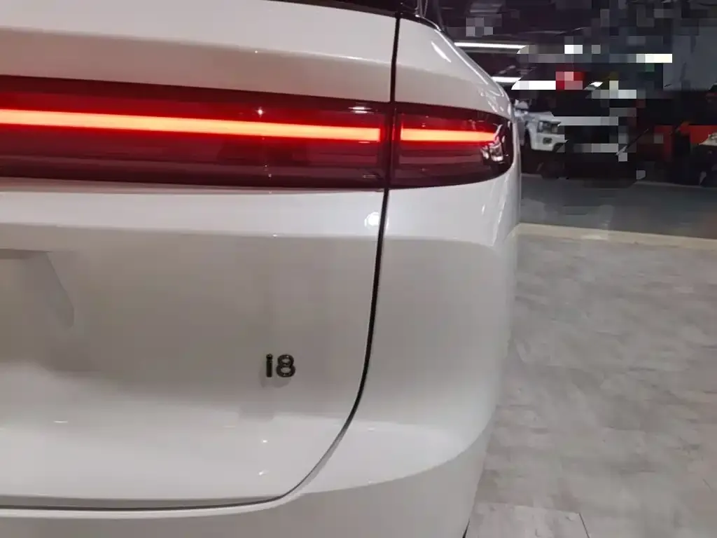 Li Auto i8 — фото 8