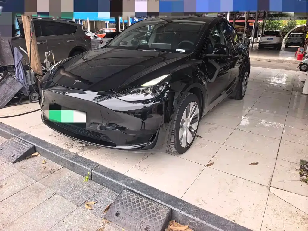 Tesla Model Y — фото 1