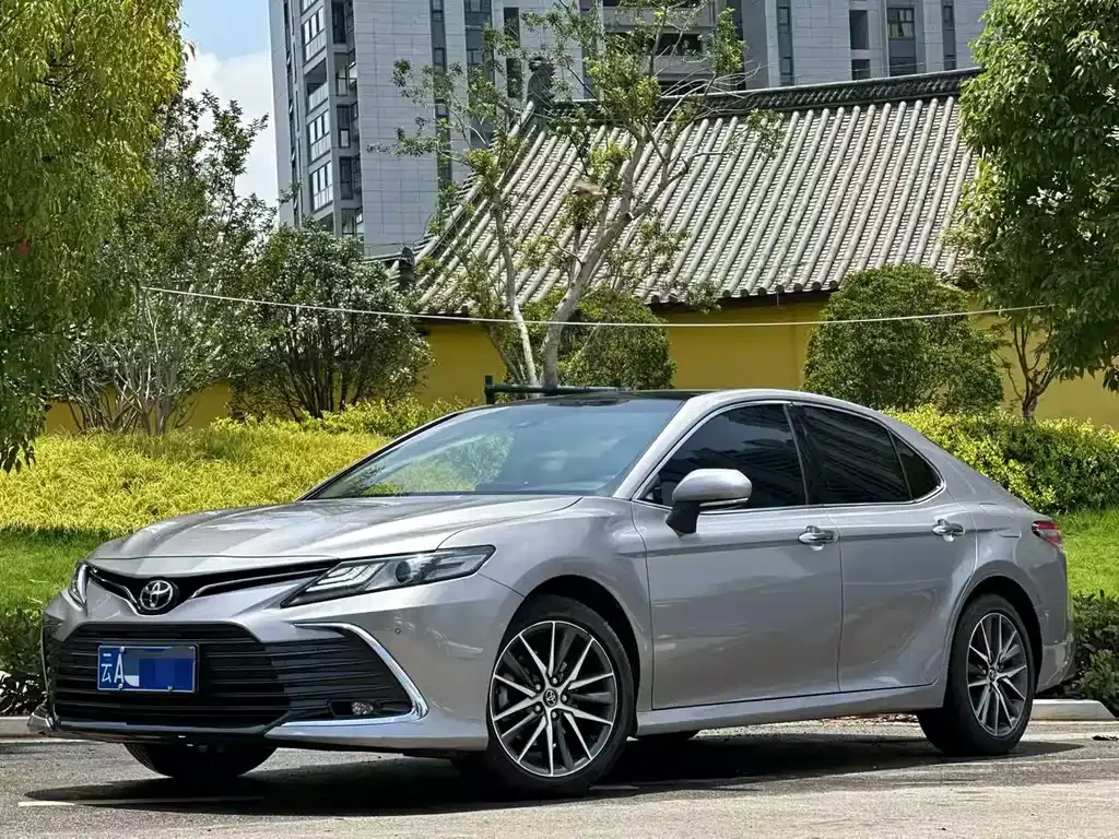 Toyota Camry — фото 1