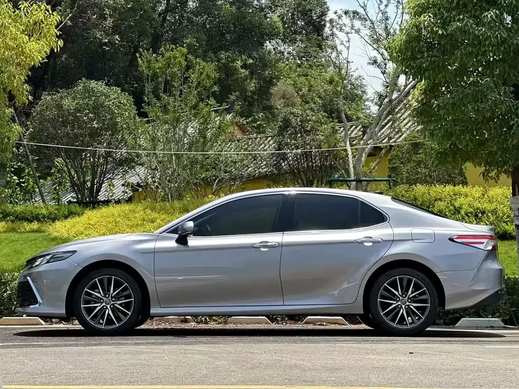 Toyota Camry — фото 9
