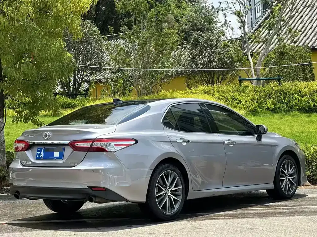 Toyota Camry — фото 8