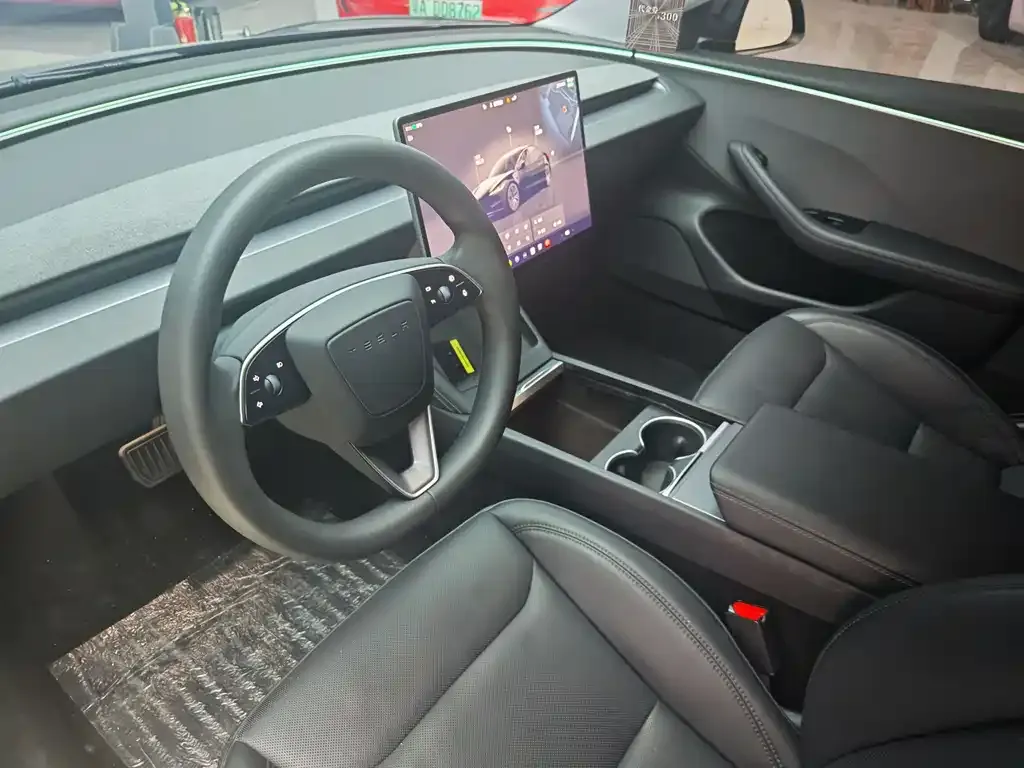 Tesla Model 3 — фото 10