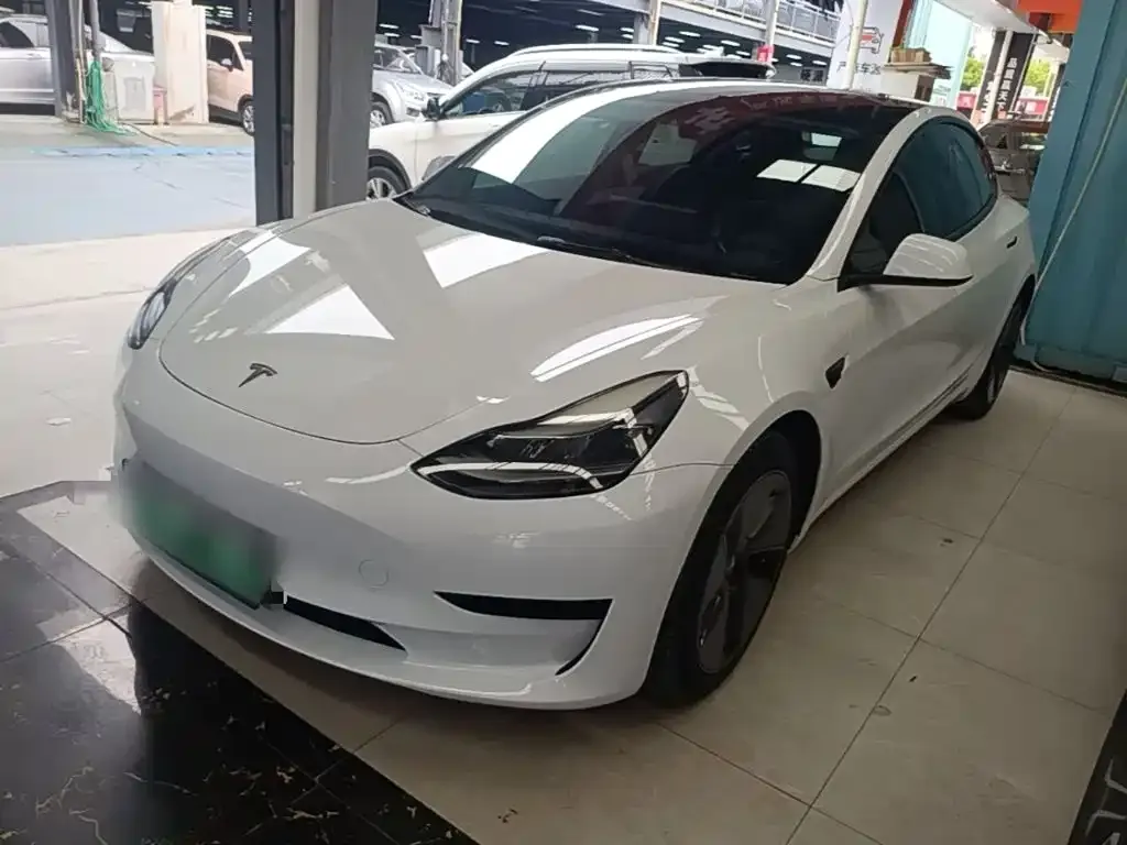 Tesla Model 3 — фото 1