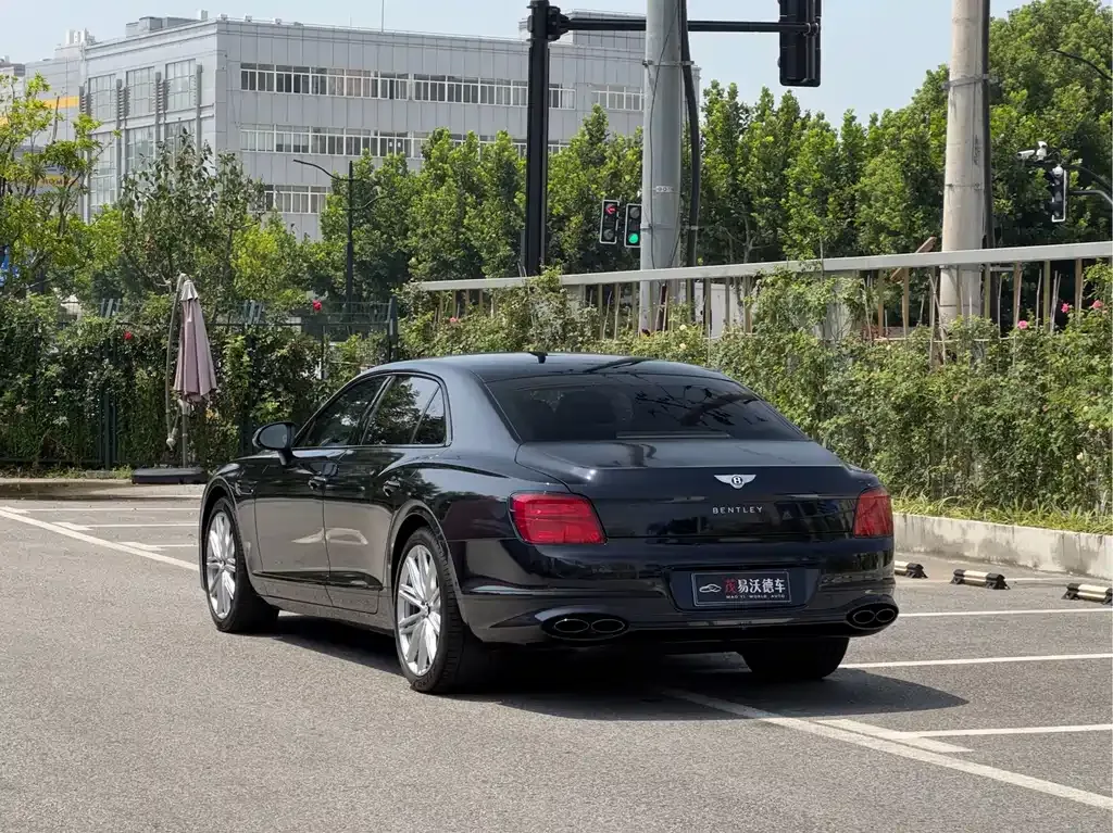 Bentley Flying Spur — фото 3