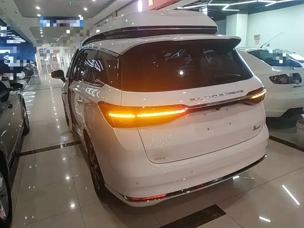 BYD MAX New Energy — фото 9