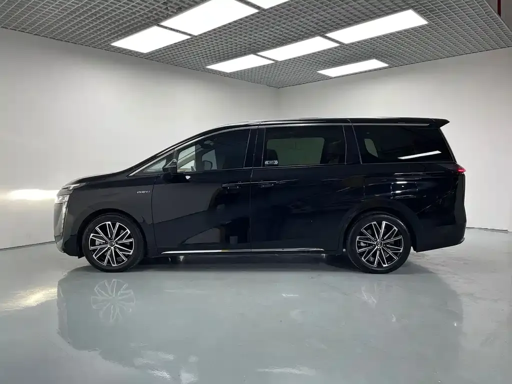 GAC Motor 传祺E8 PHEV — фото 6