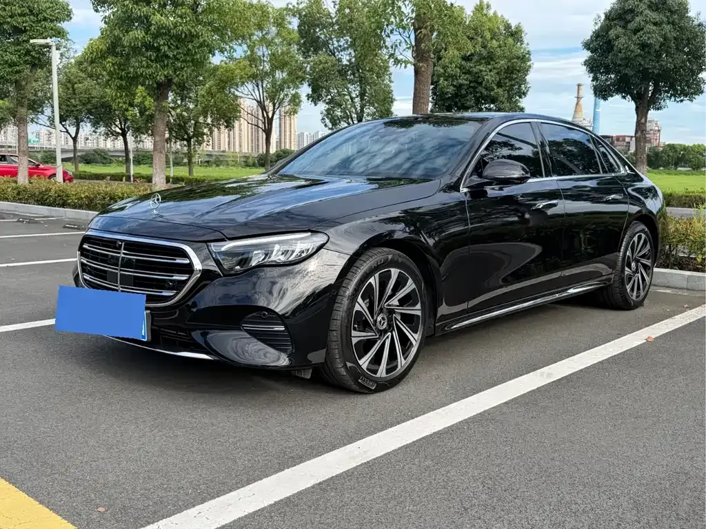 Mercedes-Benz E-Class — фото 1