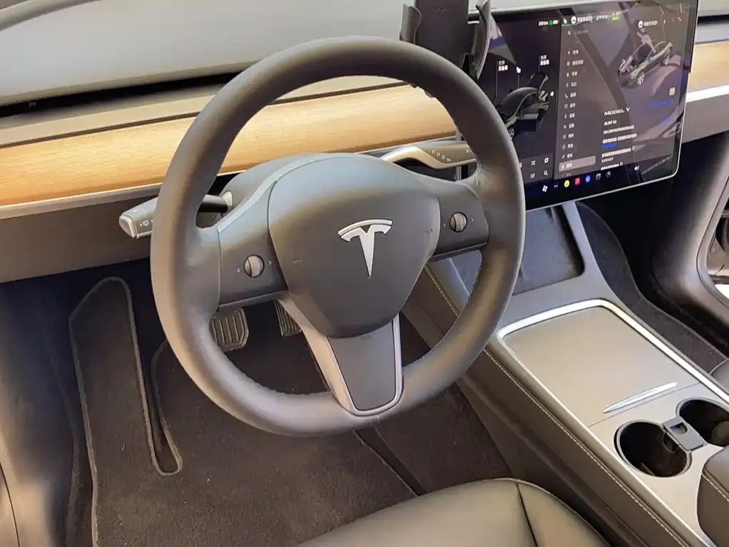 Tesla Model Y — фото 8