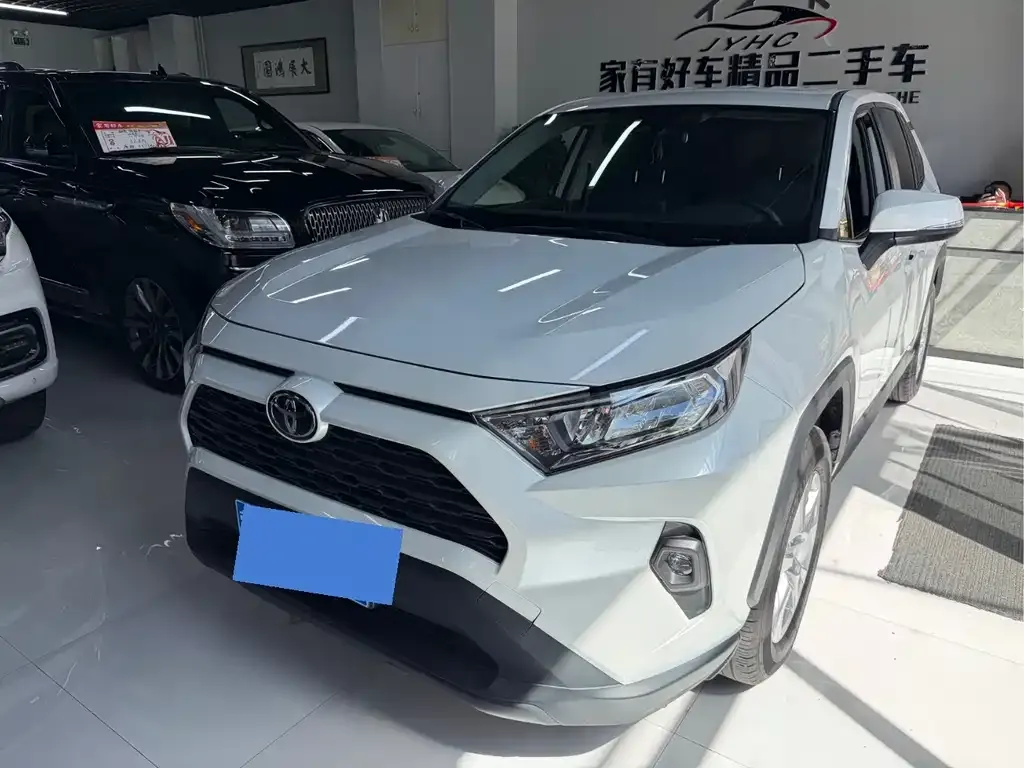 Toyota RAV4 — фото 1