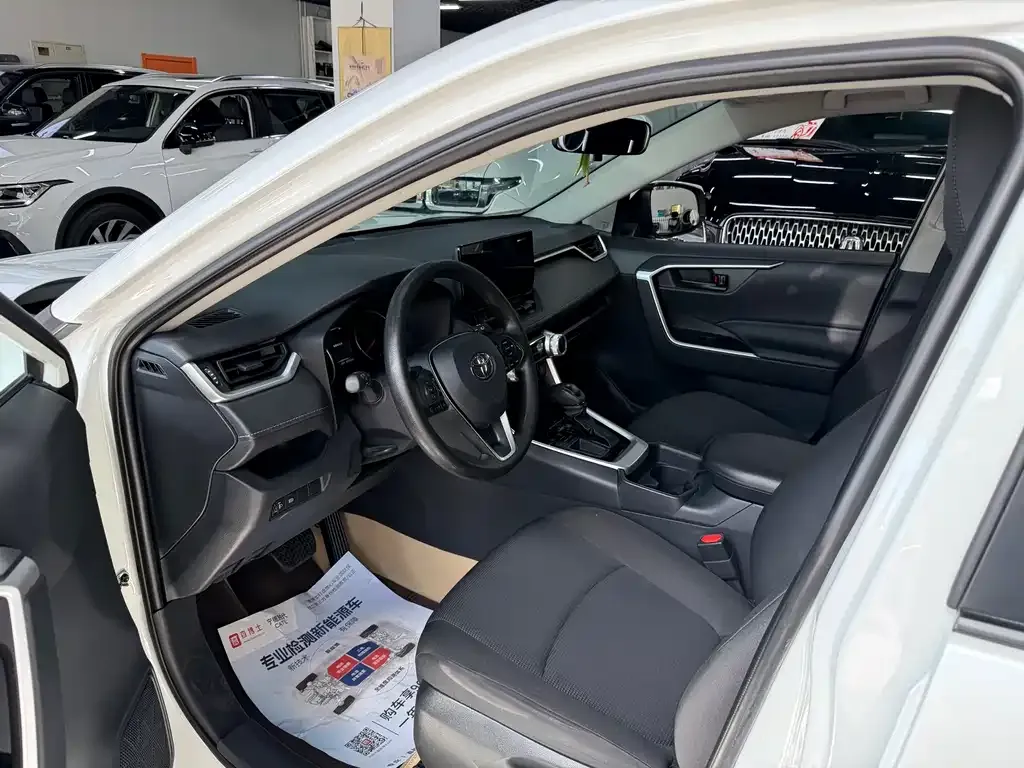 Toyota RAV4 — фото 3