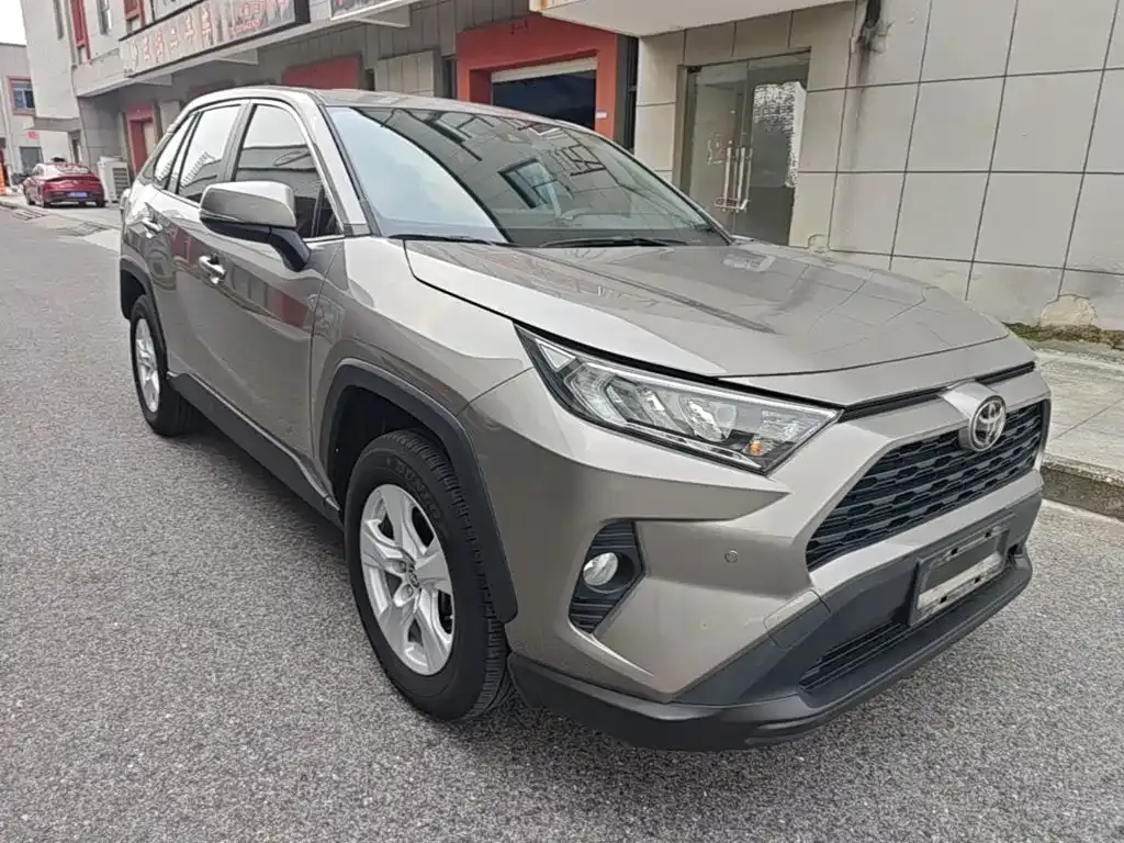 Toyota RAV4 — фото 9