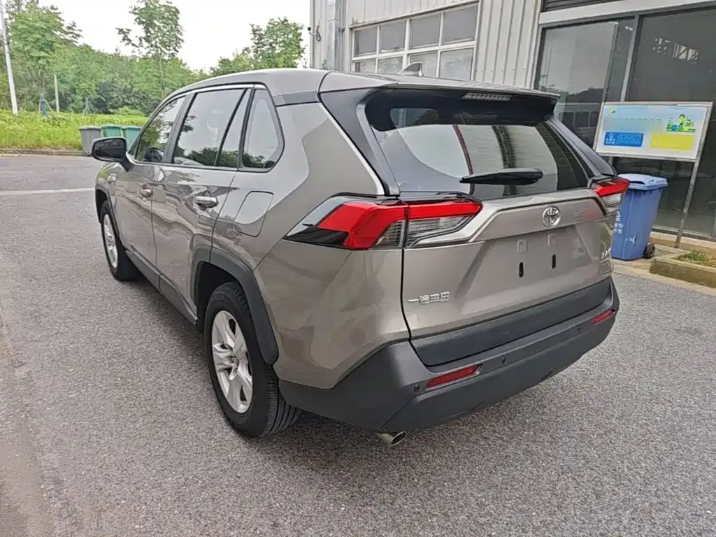 Toyota RAV4 — фото 10