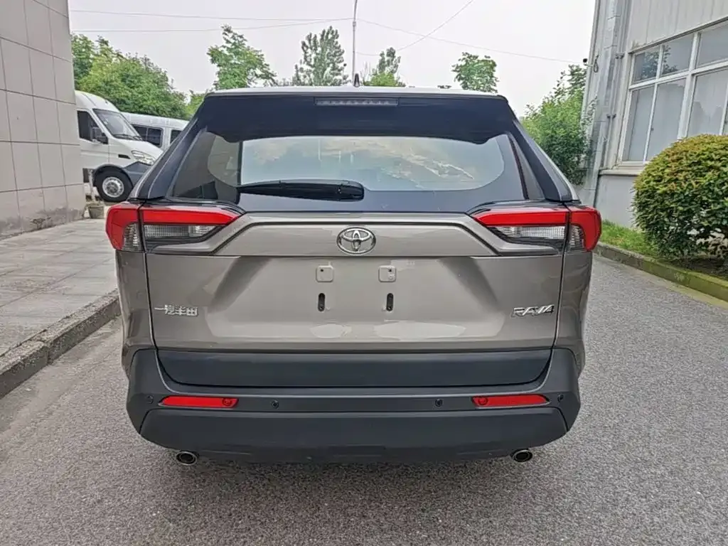 Toyota RAV4 — фото 7