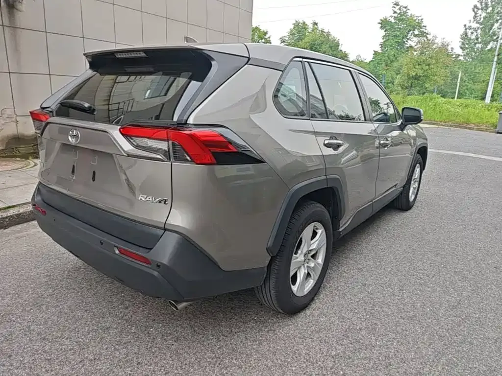 Toyota RAV4 — фото 4