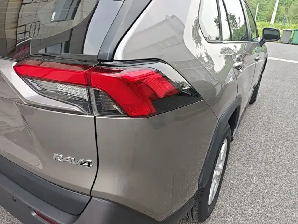 Toyota RAV4 — фото 6