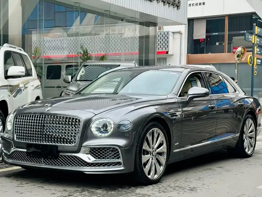 Bentley Flying Spur — фото 1