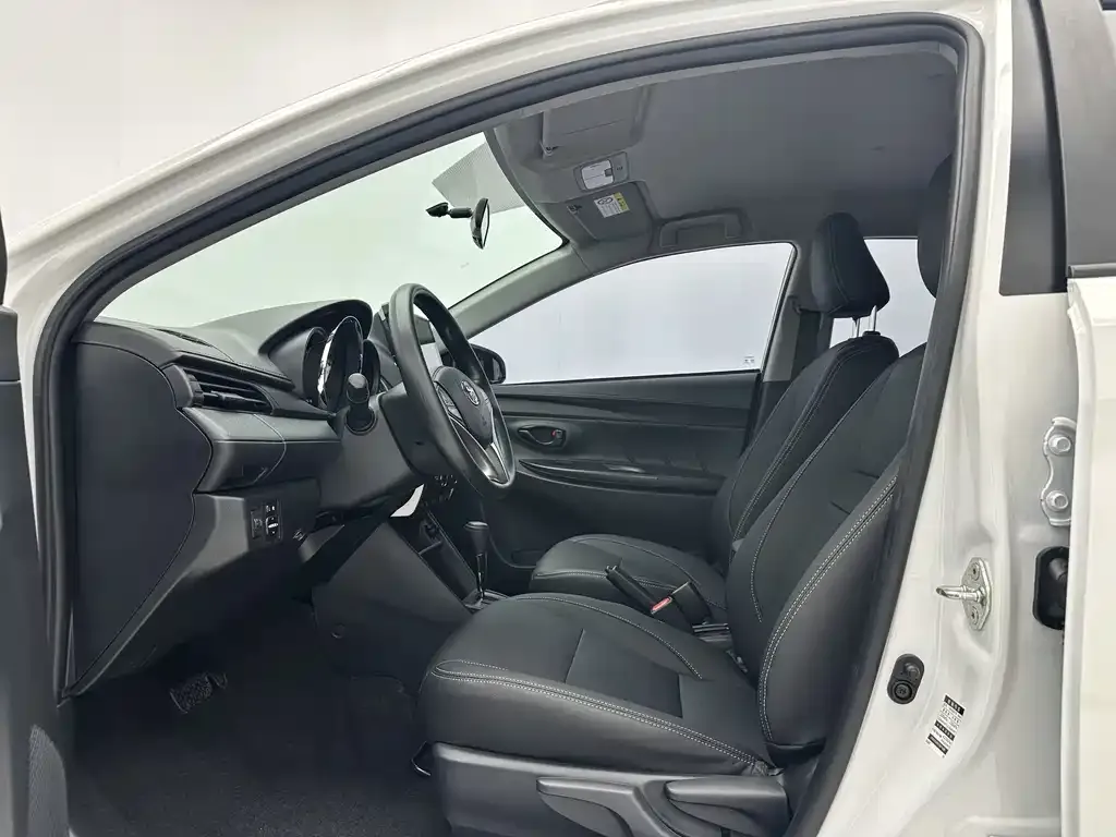 Toyota Yaris L — фото 8