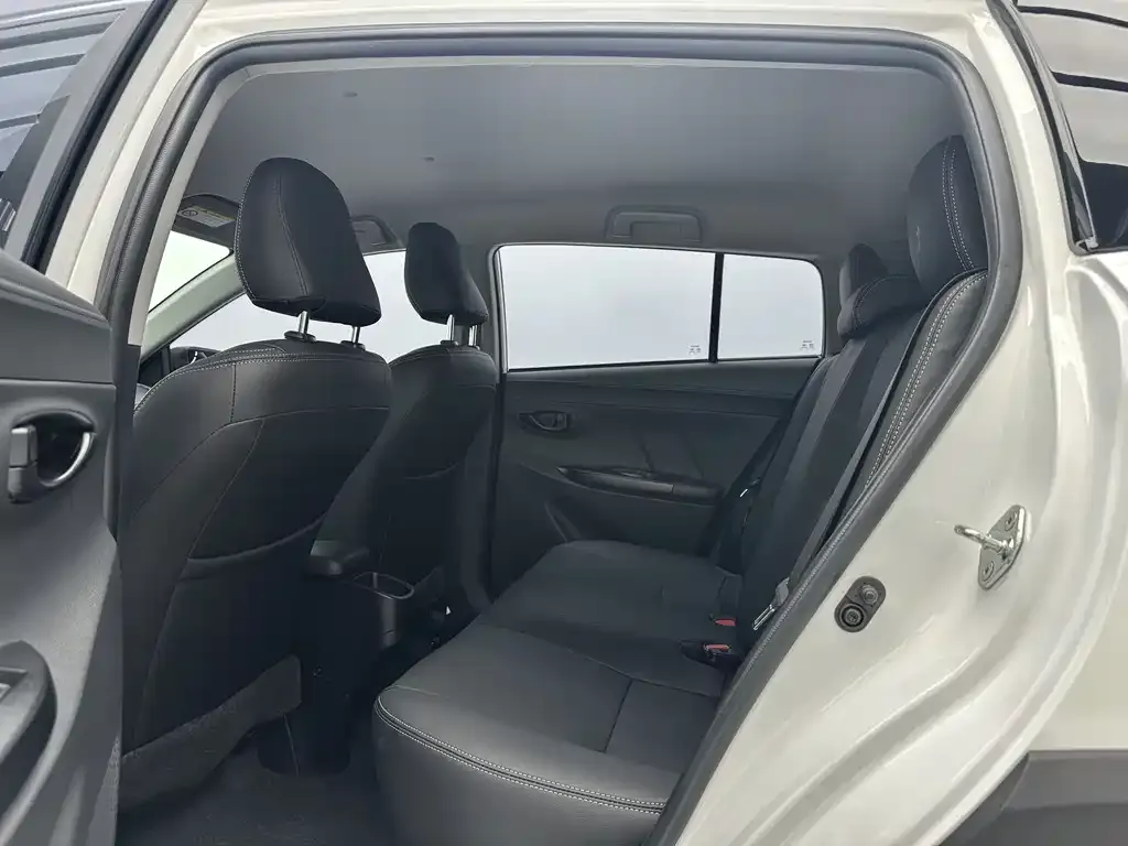 Toyota Yaris L — фото 2