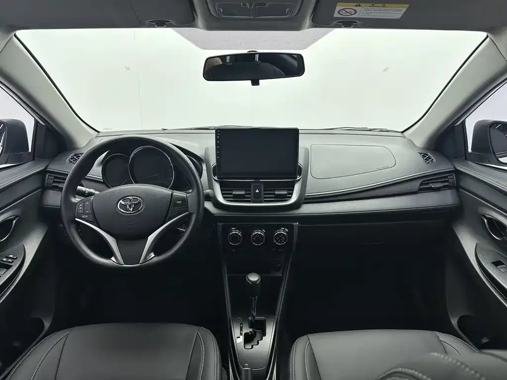 Toyota Yaris L — фото 10