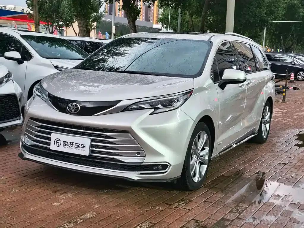 Toyota Sienna — фото 1