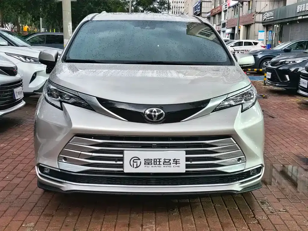 Toyota Sienna — фото 8