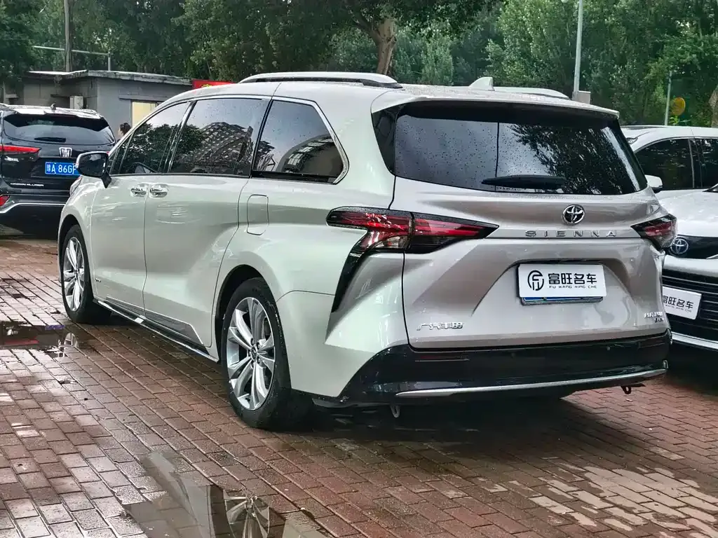 Toyota Sienna — фото 5