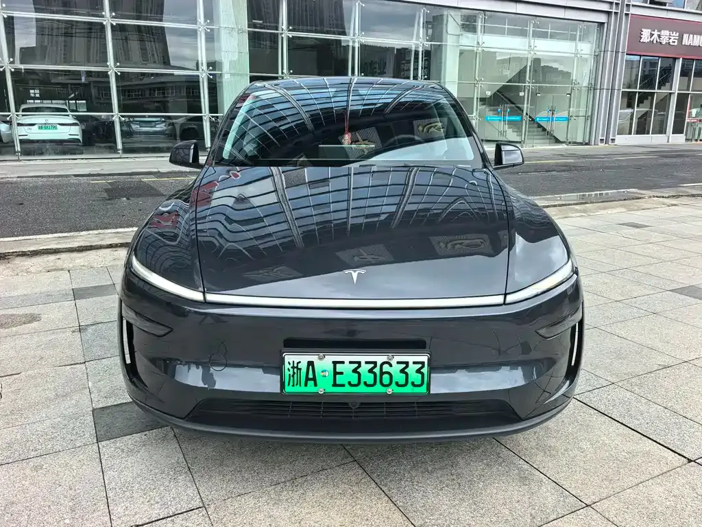 Tesla Model Y — фото 1