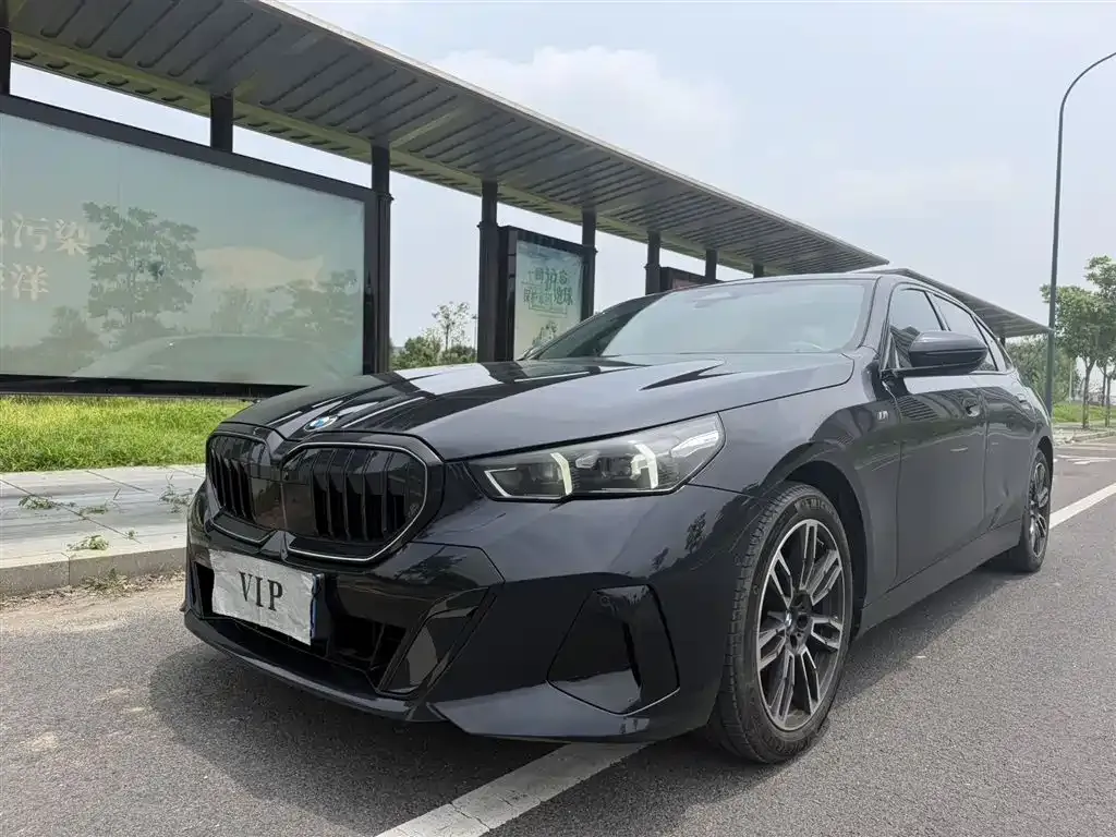 BMW 5 Series — фото 1