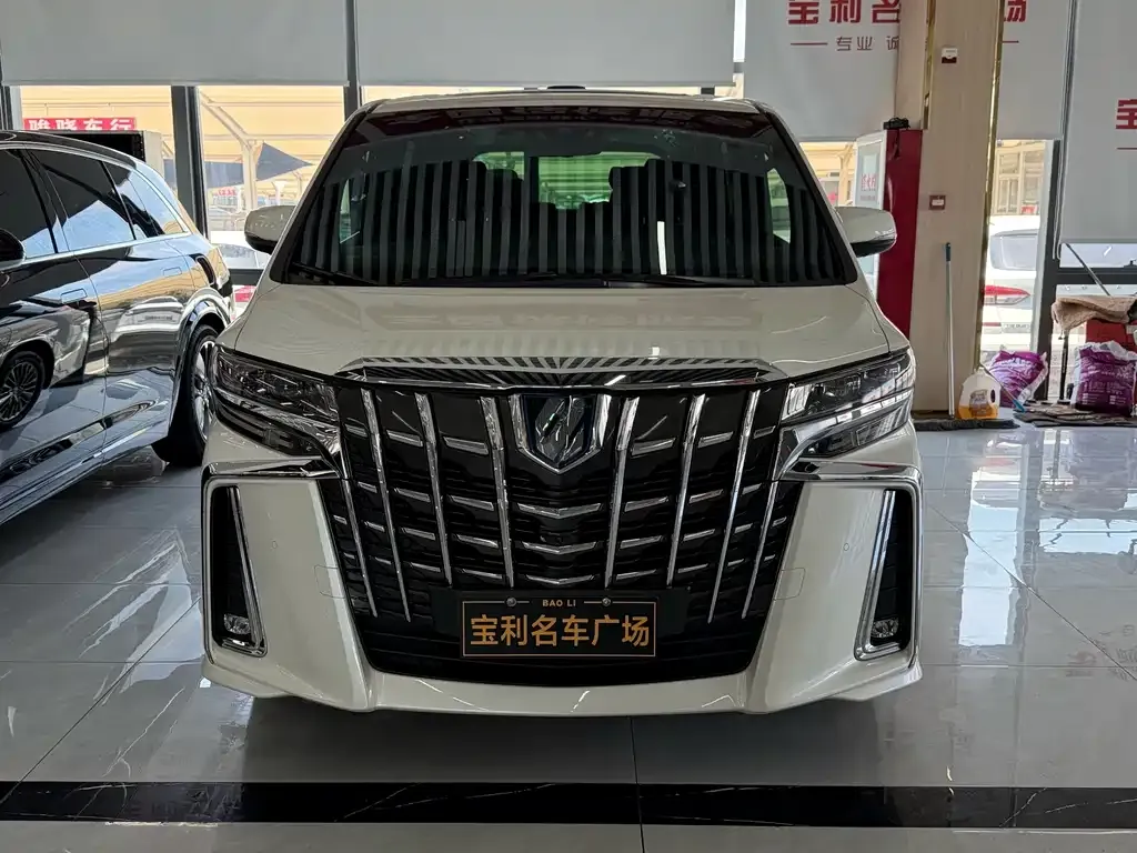 Toyota Alphard — фото 1