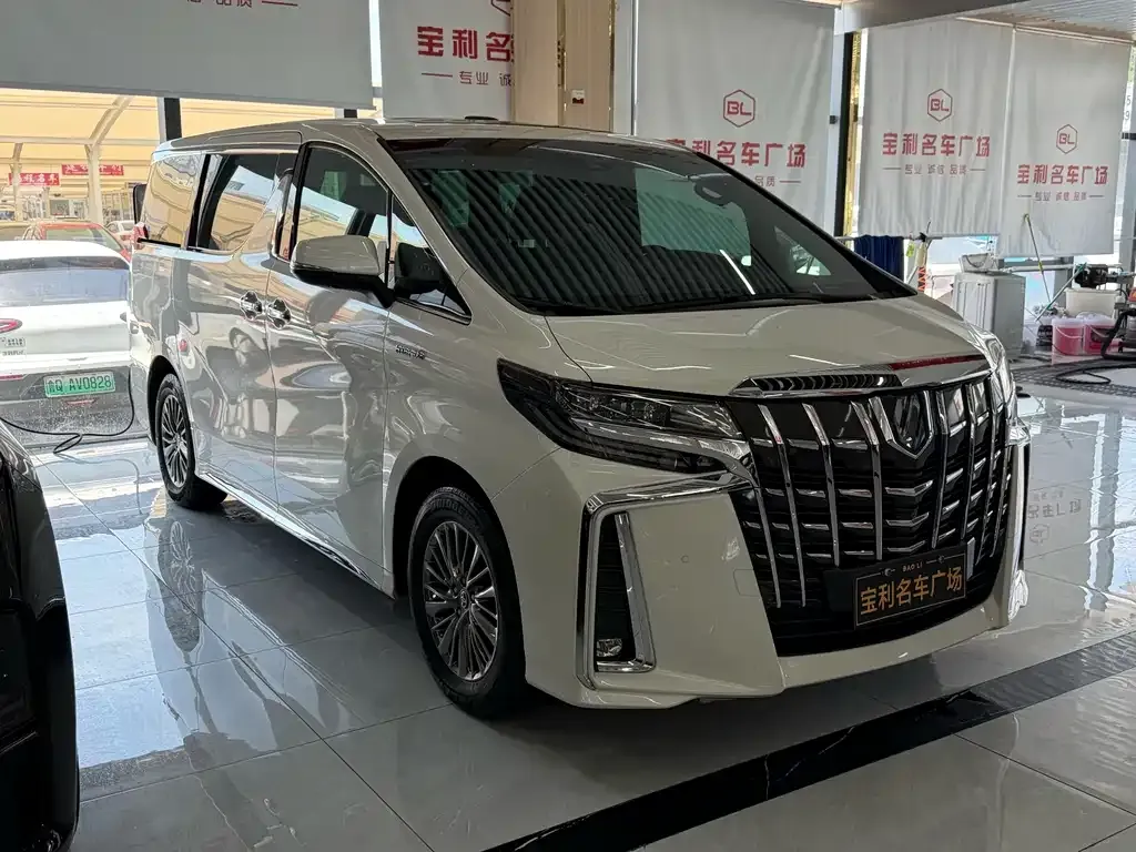 Toyota Alphard — фото 4
