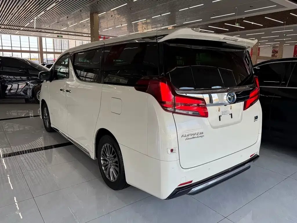 Toyota Alphard — фото 7