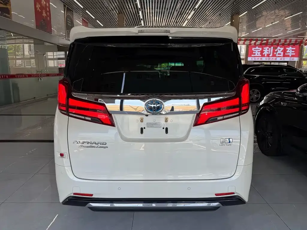 Toyota Alphard — фото 5