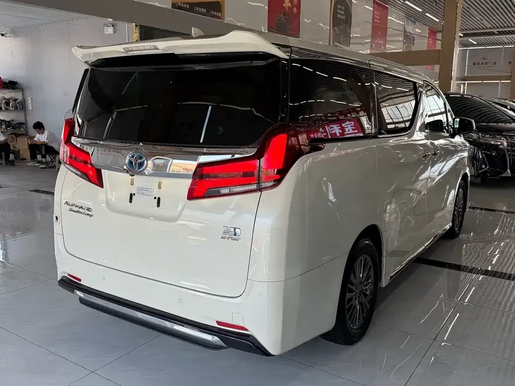 Toyota Alphard — фото 3