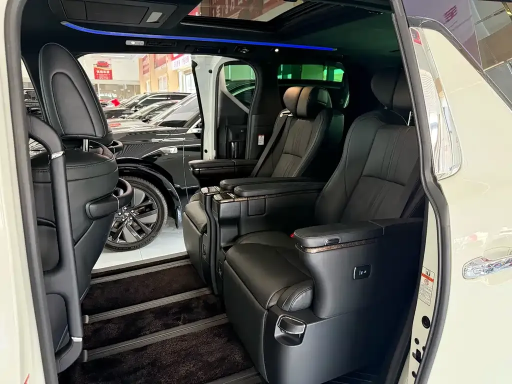 Toyota Alphard — фото 8