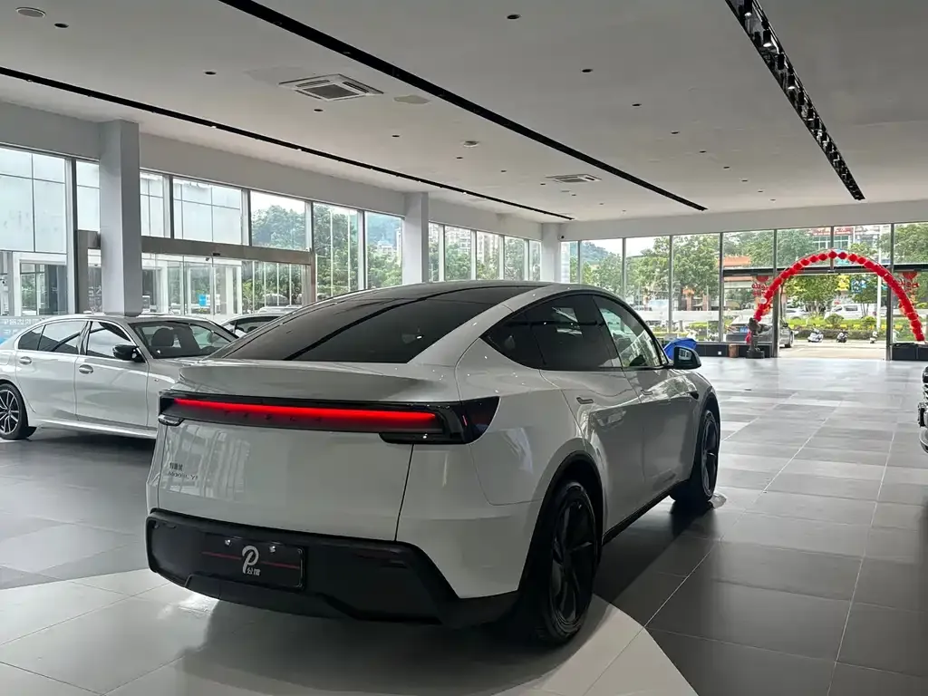Tesla Model Y — фото 5
