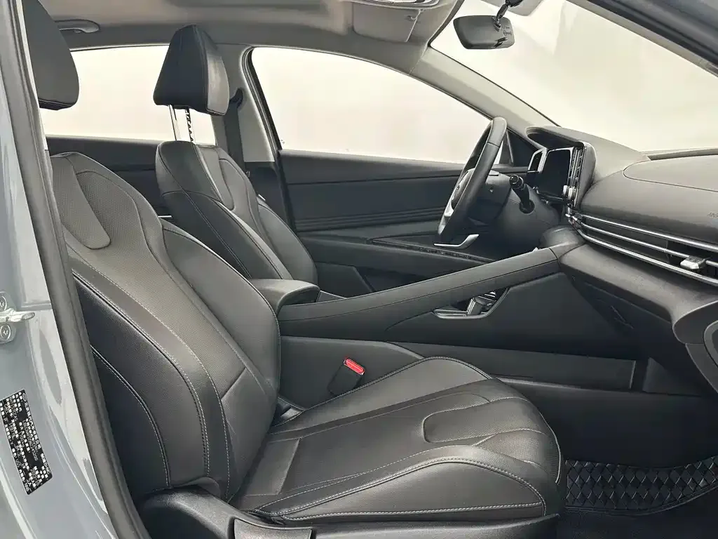 Hyundai Elantra — фото 7