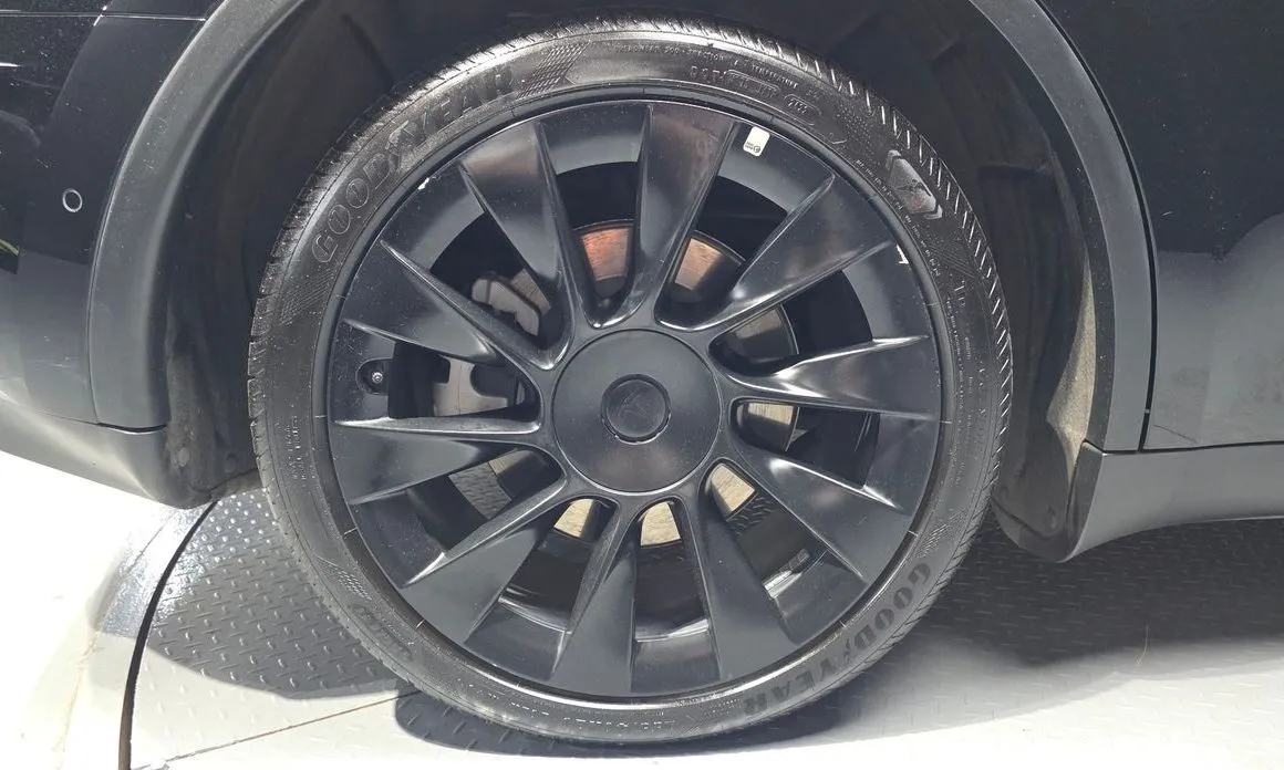Tesla Model Y — фото 10