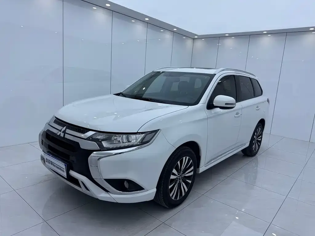 Mitsubishi Outlander — фото 1