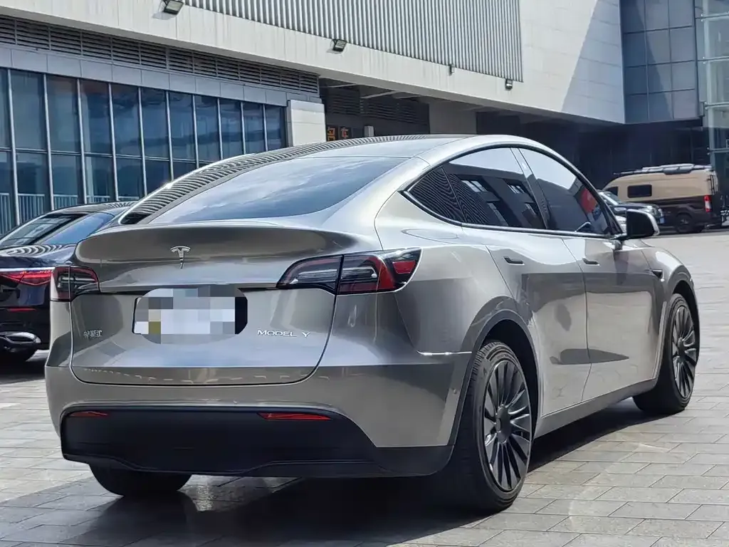 Tesla Model Y — фото 7